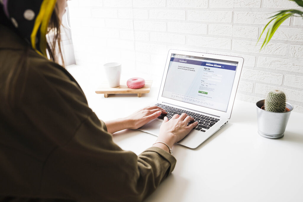 pessoa acessando o facebook ads